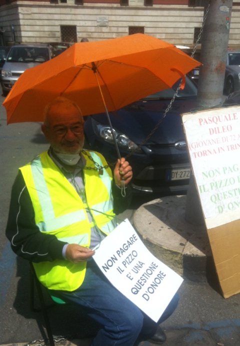 No al pizzo: 72enne si lega a un palo davanti alla Prefettura